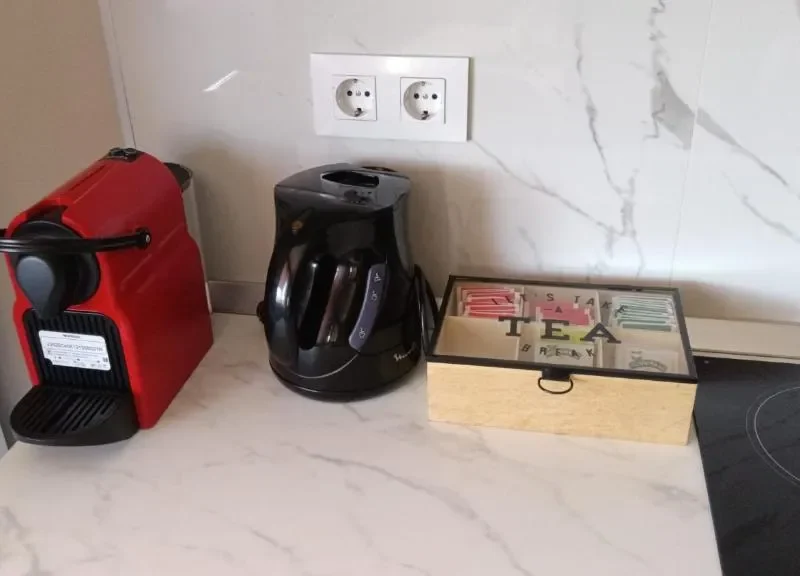 Cafetera y termo apartamento Camino de Santiago